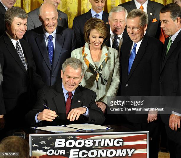Feb. 13, 2008 Slug: ph-stimulus Assignment no: 198089 White House East Room Photographer: Gerald Martineau President signs economic stimulus package...