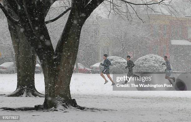 Me_weather DATE: 1/17/08 PHOTOG: Sarah L. Voisin Washington, DC NEG NUMBER: 197332 A snow storm settled over Washington Thursday morning. PICTURED:...