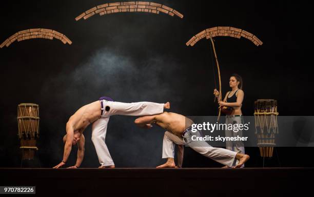 muskulös-capoeira-sportler kämpfen auf einem sporttraining. - brasilianische musik stock-fotos und bilder