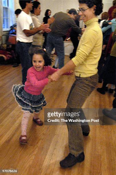 Jan. 13, 2008 Slug: mx-dance17 assignmet no: 197150 Photographer: Gerald Martineau Glen Echo Town Hall 6106 Harvard Ave family dance Alexa Stott and...