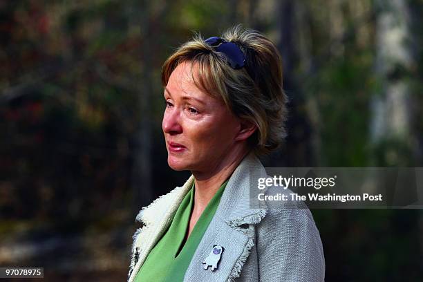 VickHouse DATE: December 9, 2007 CREDIT: Carol Guzy/The Washington Post Smithfield VA Jo Williams of Chesapeake VA weeps as she walks through the Bad...