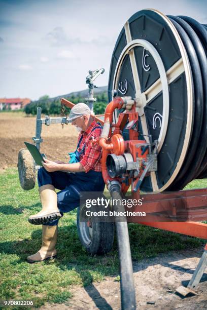 landbouwproducent met gebruikmaking van de laptop op de boerderij - wap stockfoto's en -beelden