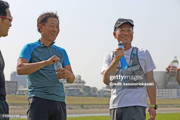 i take a break with my jogging companion and supply hydration. - kazunoriokazaki stock pictures, royalty-free photos & images