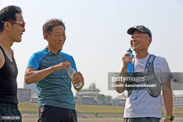 i take a break with my jogging companion and supply hydration. - kazunoriokazaki stock pictures, royalty-free photos & images