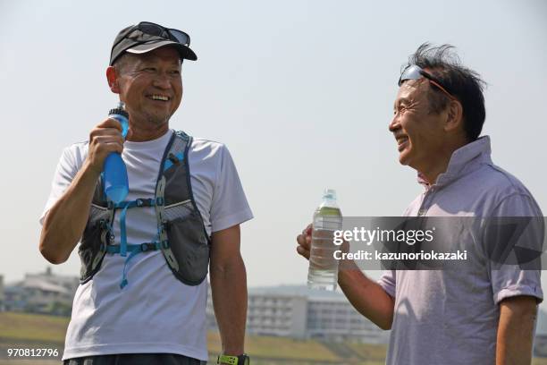 i take a break with my jogging companion and supply hydration. - kazunoriokazaki stock pictures, royalty-free photos & images