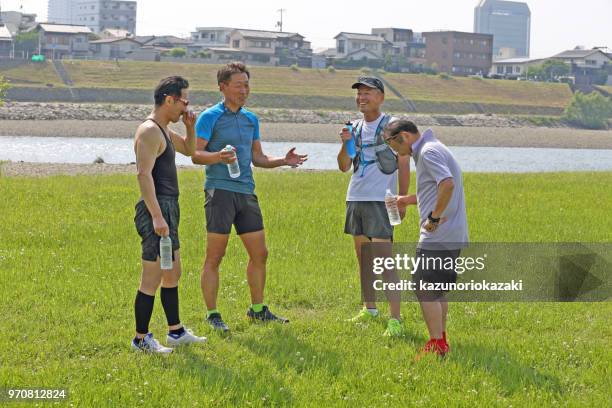 i take a break with my jogging companion and supply hydration. - kazunoriokazaki stock pictures, royalty-free photos & images