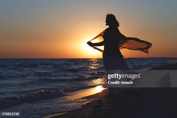 à noite o sol aquece a mulher uma beira-mar - língua de areia - fotografias e filmes do acervo