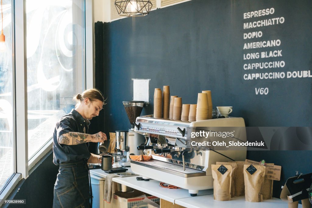 Barista Kaffeekochen mit Kaffeemaschine