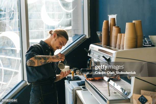 barista koffie brouwen met koffiemachine - tattoo machine tattoo designs stockfoto's en -beelden