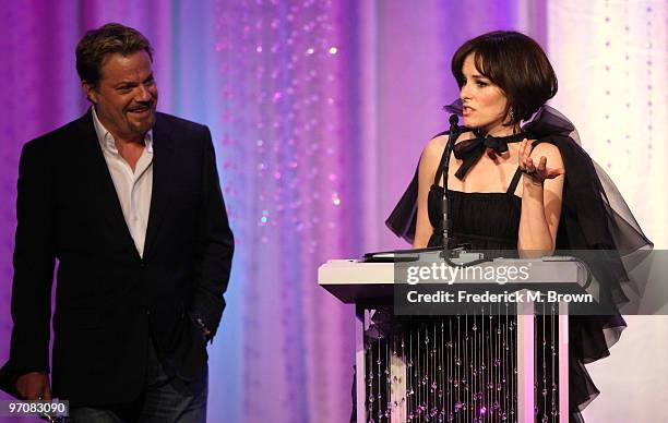 Actor Eddie Izzard and host Parker Posey speak onstage at the 12th Annual Costume Designers Guild Awards with Presenting Sponsor Swarovski held at...