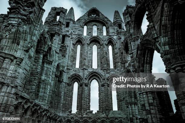 ruins of whitby abbey, north yorkshire, england - gothic fotografías e imágenes de stock