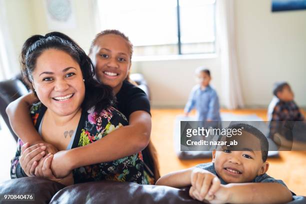 毛利母親和孩子們在家裡。 - pacific islander ethnicity 個照片及圖片檔