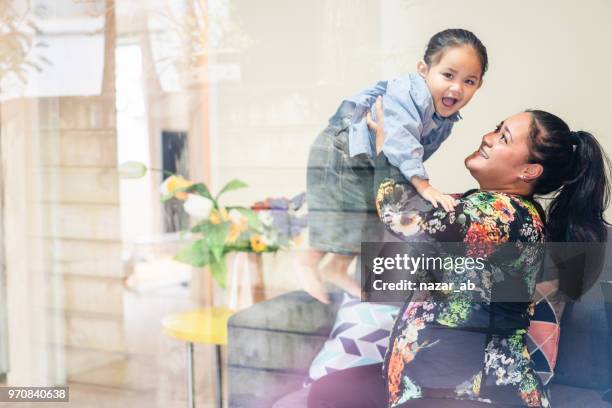 maorí madre con su hijo. - polynesian culture fotografías e imágenes de stock