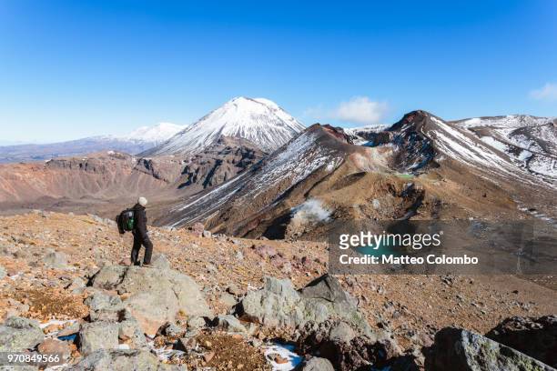 hiker in front of red crater, tongariro national park, new zealand - new zealand volcano 個照片及圖片檔