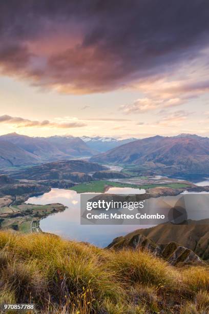 epic landscape at sunset from mt roy, wanaka, new zealand - wanaka stockfoto's en -beelden