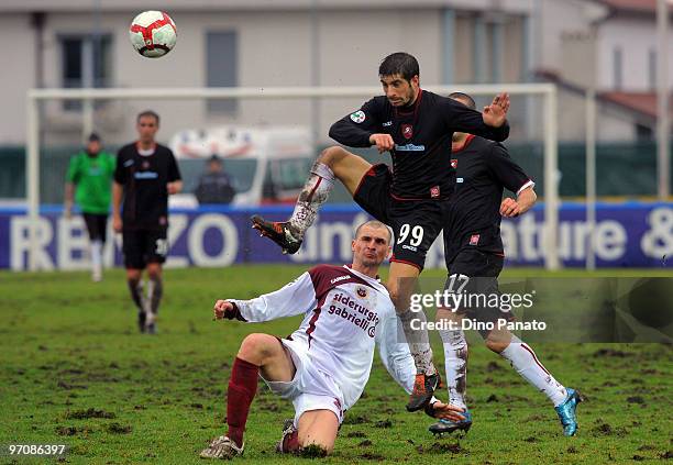 Daniele Dalla Bona of Cittadella compestes with Franco Brienza of Reggina during the Serie B match between AS Cittadella and Reggina Calcio at Stadio...