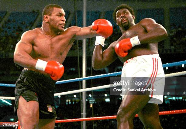 Mike Tyson and Tony Tubbs compete during the WBA/WBC/IBF Heavyweight Title Bout at Tokyo Dome on March 21, 1988 in Tokyo, Japan.