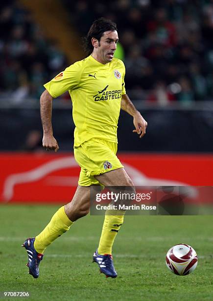 Cani of Villareal runs with the ball during the UEFA Europa League knock-out round, second leg match between VfL Wolfsburg and Villareal at...