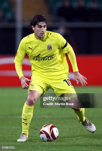 Cani of Villareal runs with the ball during the UEFA Europa League knock-out round, second leg match between VfL Wolfsburg and Villareal at...