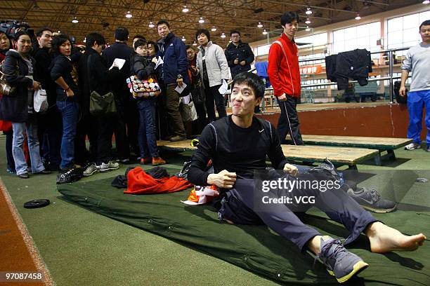 Chinese hurdler Liu Xiang changes clothes during the men's 60m hurdles of National Indoor Athletics Championships on February 26, 2010 in Shanghai of...