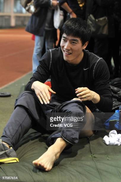 Chinese hurdler Liu Xiang changes clothes during the men's 60m hurdles of National Indoor Athletics Championships on February 26, 2010 in Shanghai of...
