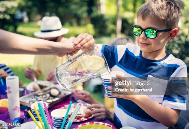 familie grillfest im garten - plastic plate stock-fotos und bilder