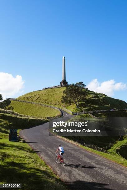 cyclist at one tree hill, auckland, new zealand - north island new zealand 個照片及圖片檔