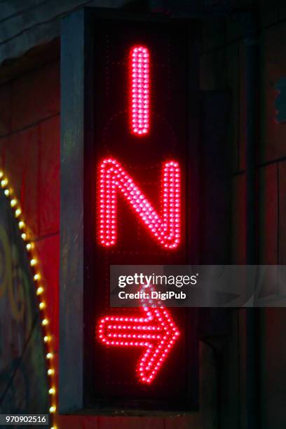 led sign - neon sign arrow stockfoto's en -beelden