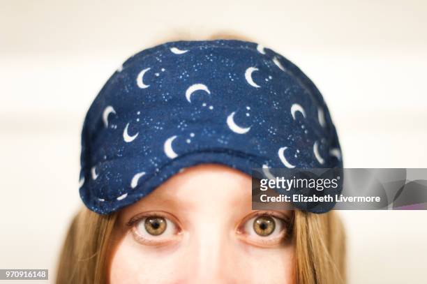 woman about to go to sleep - maschera per gli occhi foto e immagini stock