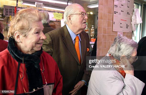 Le président du Front national Jean-Marie Le Pen , tête de liste FN aux élections régionales pour la région Paca visite un marché, le 26 février 2010...