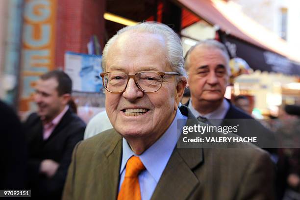 Le président du Front national Jean-Marie Le Pen, tête de liste FN aux élections régionales pour la région Paca visite un marché, le 26 février 2010...