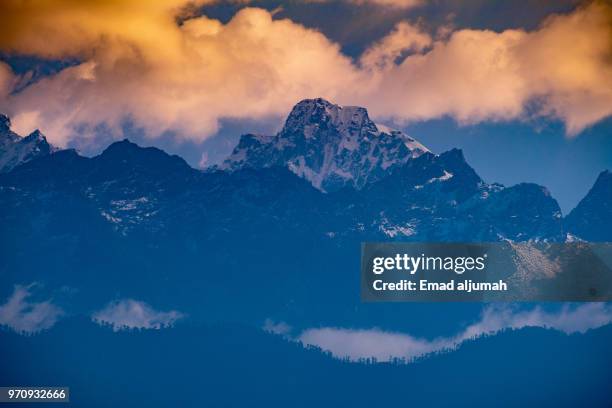 sunrise in the himlayas - kangchenjunga stock pictures, royalty-free photos & images