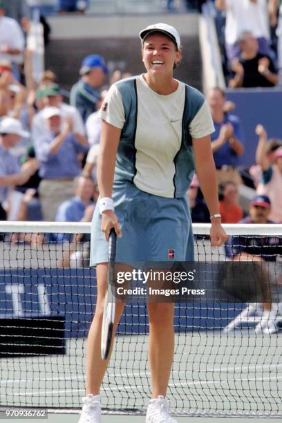 Lindsay Davenport plays tennis at the US Open circa 1998 in New York City.