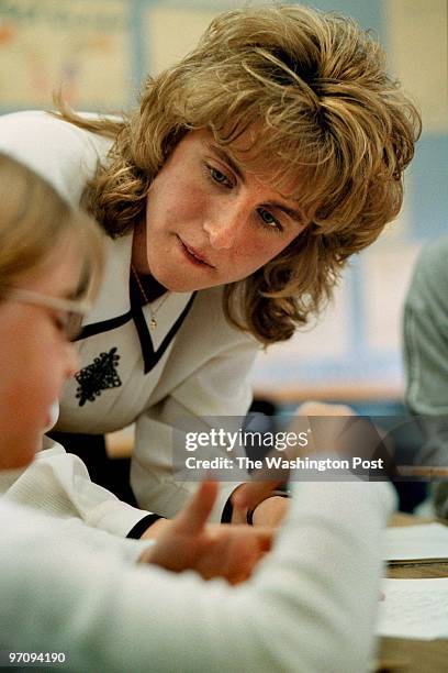 Slug-WE/MA- TEACHER date- 4/16/99 - photog- CRAIG HERNDON/TWP. Reporter-M Corley summary-Anne Arundel Teacher o' the year location-Mayo Elementry,...