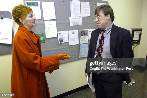 Sm-swearing 01-25-05 La Plata, Md. Mark Gail/TWP Cindy Plisco, President of the Waldorf Citzens for Smart Growth talks with Davisd Umling, Director...