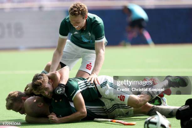 The team of HTC Uhlenhorst Muelheim celebrates winning 3-2 the mens final match between Rot-Weiss Koeln and HTC Uhlenhorst Muelheim at Gerd-Wellen...