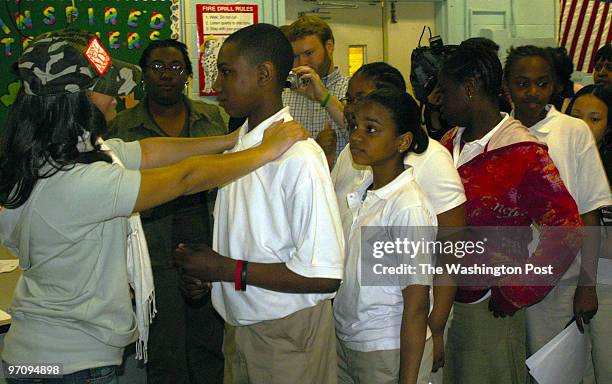 April 15, 2005 Slug: me-keys Neg. #: 167051 Photog: Gerald Martineau Terrell Junior High School - NW D.C. Alicia Keys motivates students Alicia Keys,...