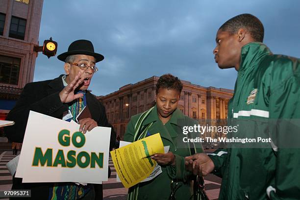 Mother Date 3/24/2006 Neg# 178690 PHOTOGRAPHER: Michel du Cille Verizon center Rocky Twyman, left and Denae Hilliard tell George Mason's University...