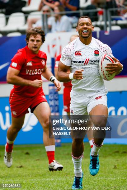 England's Dan Norton runs to scores a try during the men's rugby union 7s cup semi-final match between Canada and England of the 2018 Paris Sevens...