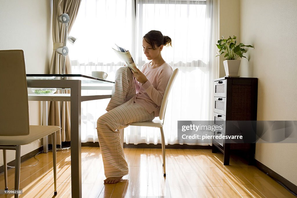 Mädchen mit magazine zum Frühstück