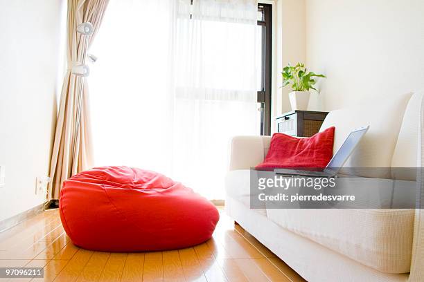 salle de séjour confortable - beanbag photos et images de collection