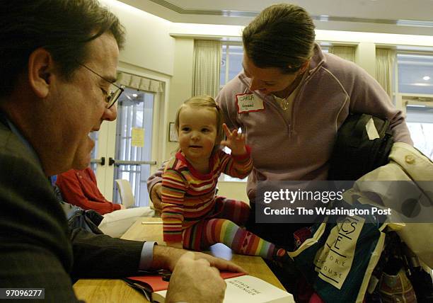 Cover26B Date: Kevin Clark\The Washington Post Neg #: 176570 Bethesda, MD Amelia Haywood, 21 months, waves to Craig Crawford with mom Carla Haywood...