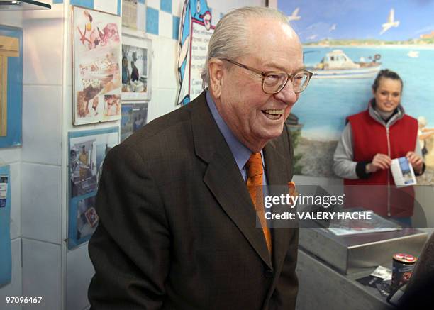 Le président du Front national Jean-Marie Le Pen, tête de liste FN aux élections régionales pour la région Paca visite un marché, le 26 février 2010...