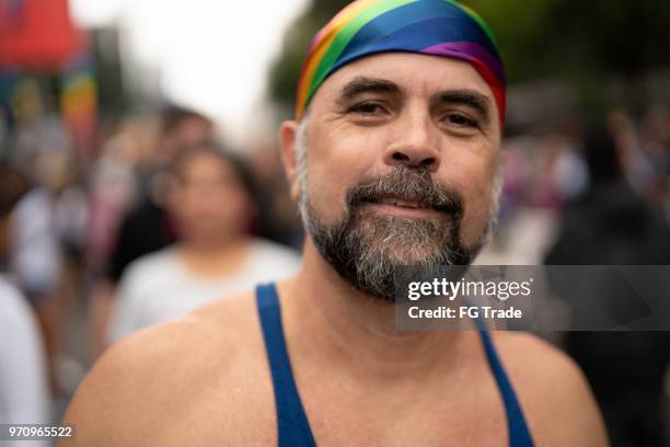 reifer gay mann gay parade - go go dancer stock-fotos und bilder