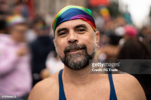 同性戀遊行成熟的同性戀男子 - gay man 個照片及圖片檔