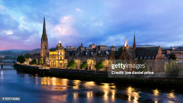 blue hour, skyline, st matthews church of scotland, perth, scotland - perthshire stock-fotos und bilder