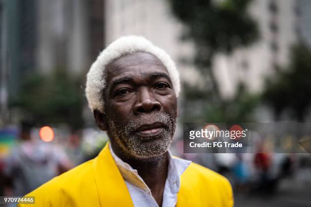 portrait of serious senior man - afro hairstyle stock pictures, royalty-free photos & images