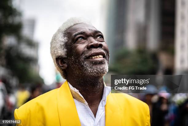 retrato de hombre de senior de soñador en la ciudad de - old man afro fotografías e imágenes de stock