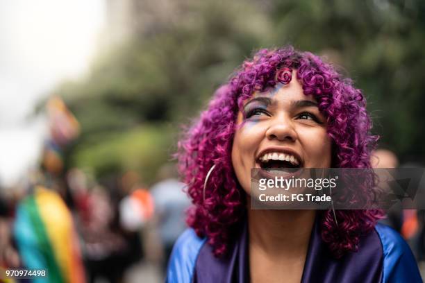 pink hair meisje portret - purple hair stockfoto's en -beelden