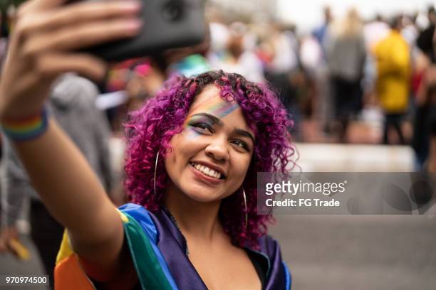 hipster ragazza che si fa un selfie in strada - lgbt mobile foto e immagini stock